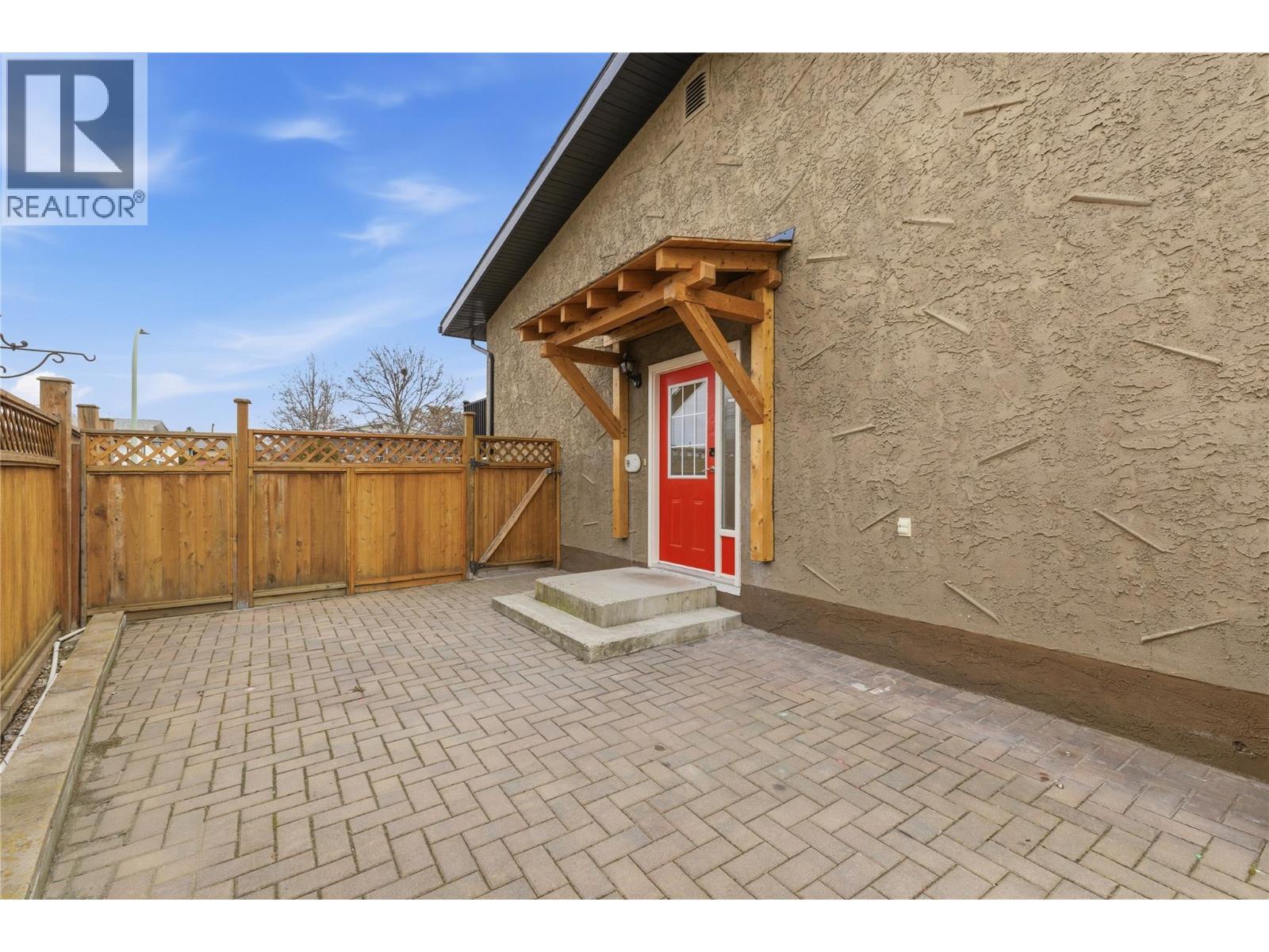 877 Tataryn Road, Kelowna, British Columbia  V1X 1N6 - Photo 3 - 10385644
