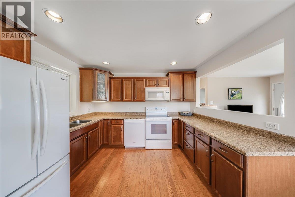 1107 Marianna Crescent, Trail, British Columbia  V1R 1C6 - Photo 4 - 10385672