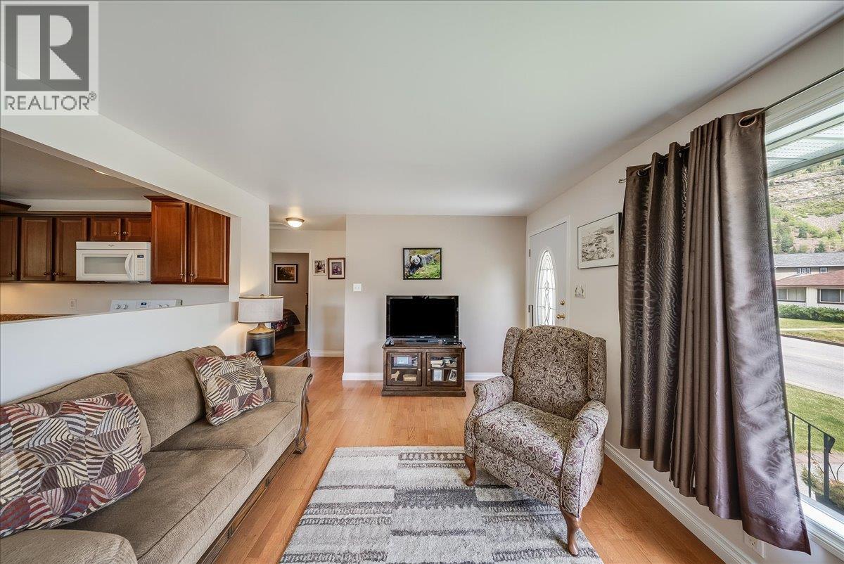 1107 Marianna Crescent, Trail, British Columbia  V1R 1C6 - Photo 8 - 10385672