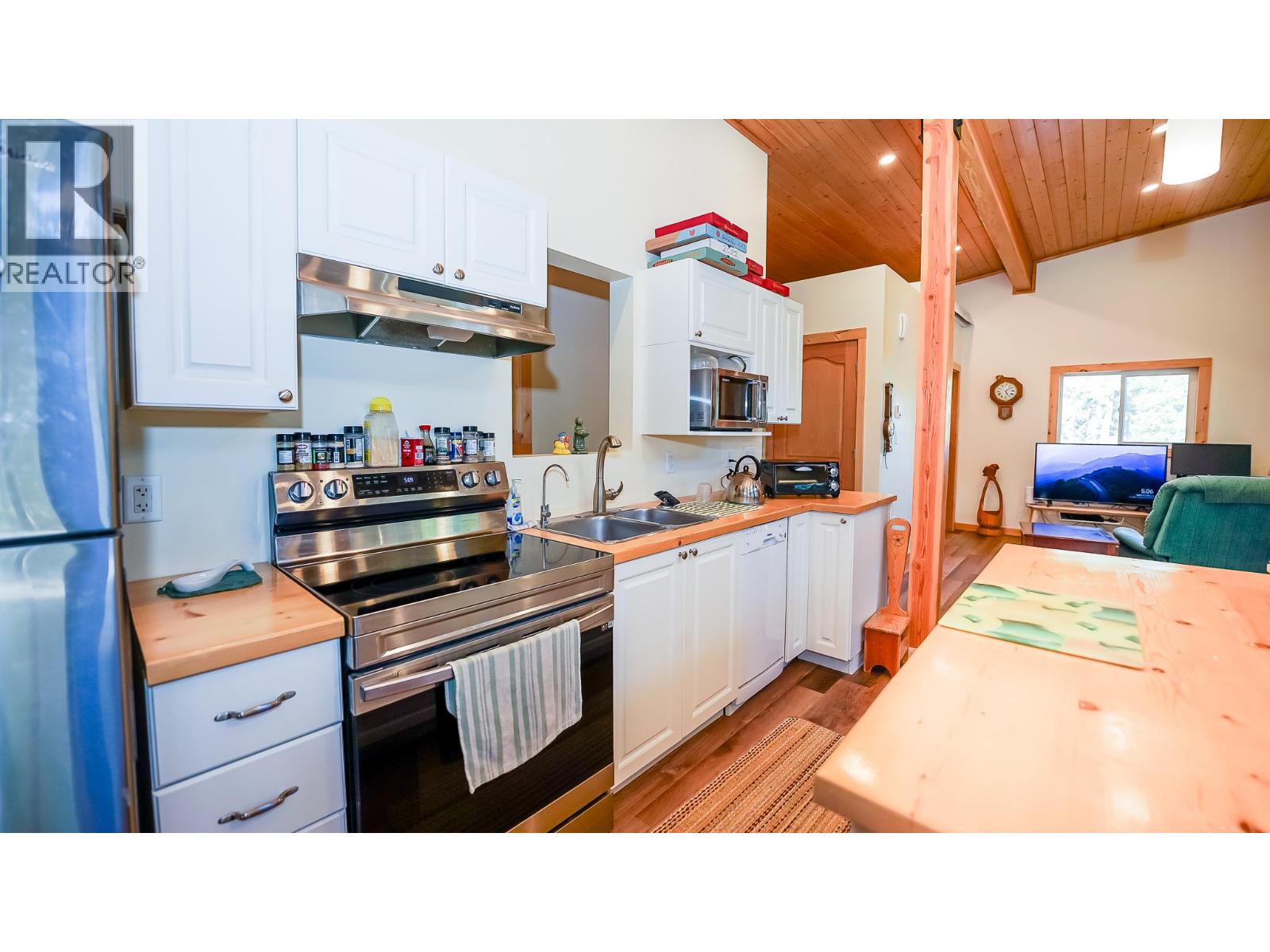 1771 Skimikin Road, Tappen, British Columbia  V0E 2X0 - Photo 4 - 10385824