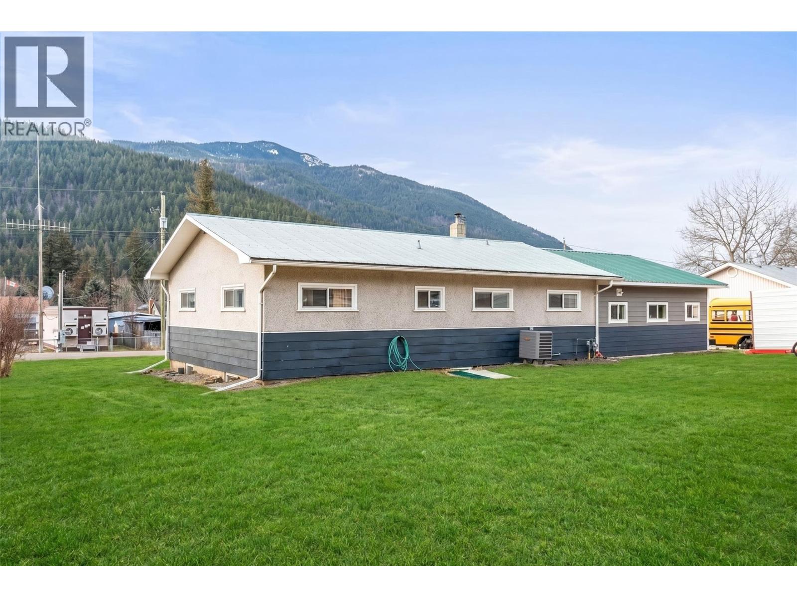 5714 Ponderosa Road, Falkland, British Columbia  V0E 1W0 - Photo 2 - 10385856