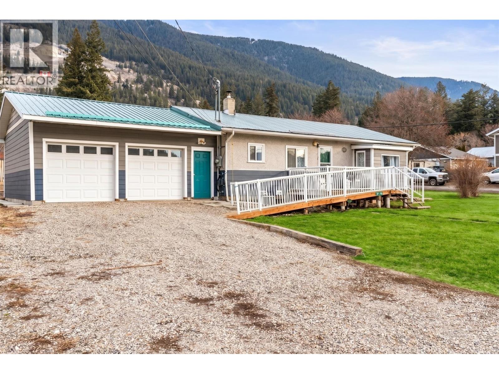 5714 Ponderosa Road, Falkland, British Columbia  V0E 1W0 - Photo 3 - 10385856
