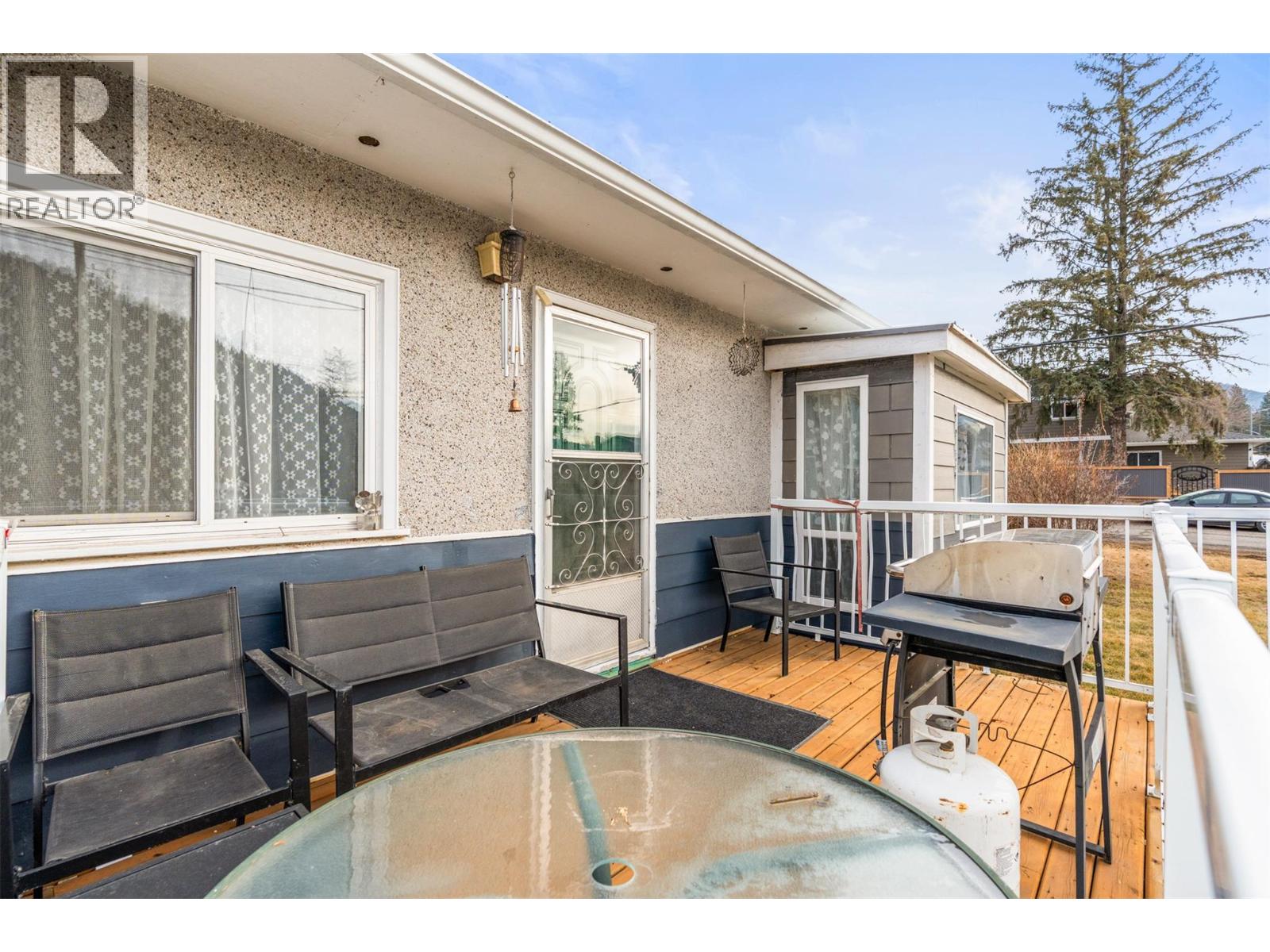 5714 Ponderosa Road, Falkland, British Columbia  V0E 1W0 - Photo 4 - 10385856
