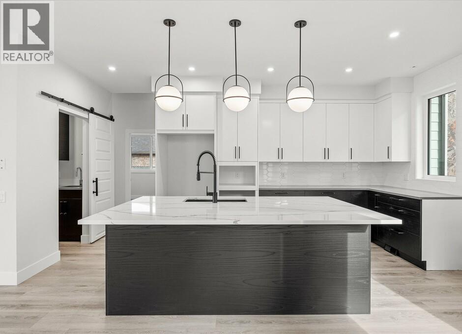 1221 Lone Pine Drive, Kelowna, British Columbia  V1P 0A5 - Photo 3 - 10385910