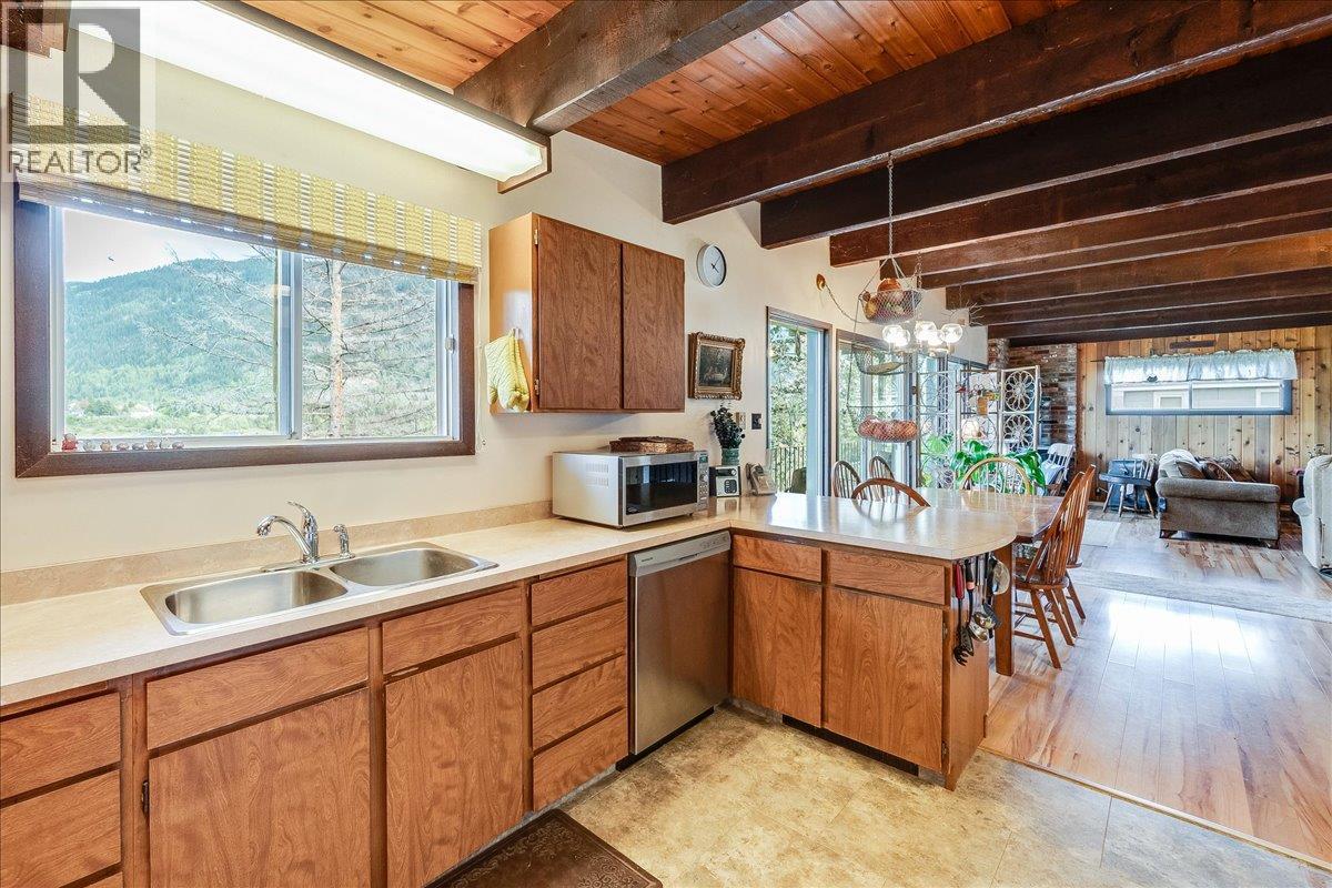 2641 4th Avenue, Castlegar, British Columbia  V1N 2S1 - Photo 14 - 10385830