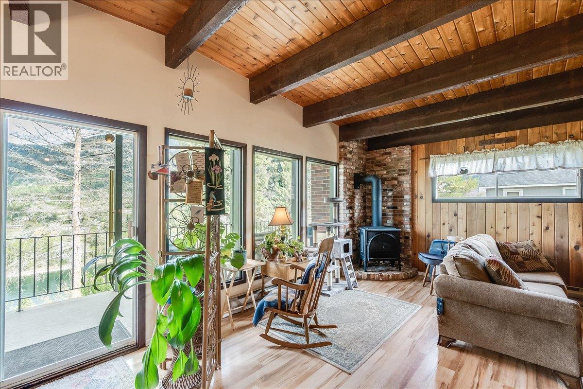 2641 4th Avenue, Castlegar, British Columbia  V1N 2S1 - Photo 16 - 10385830