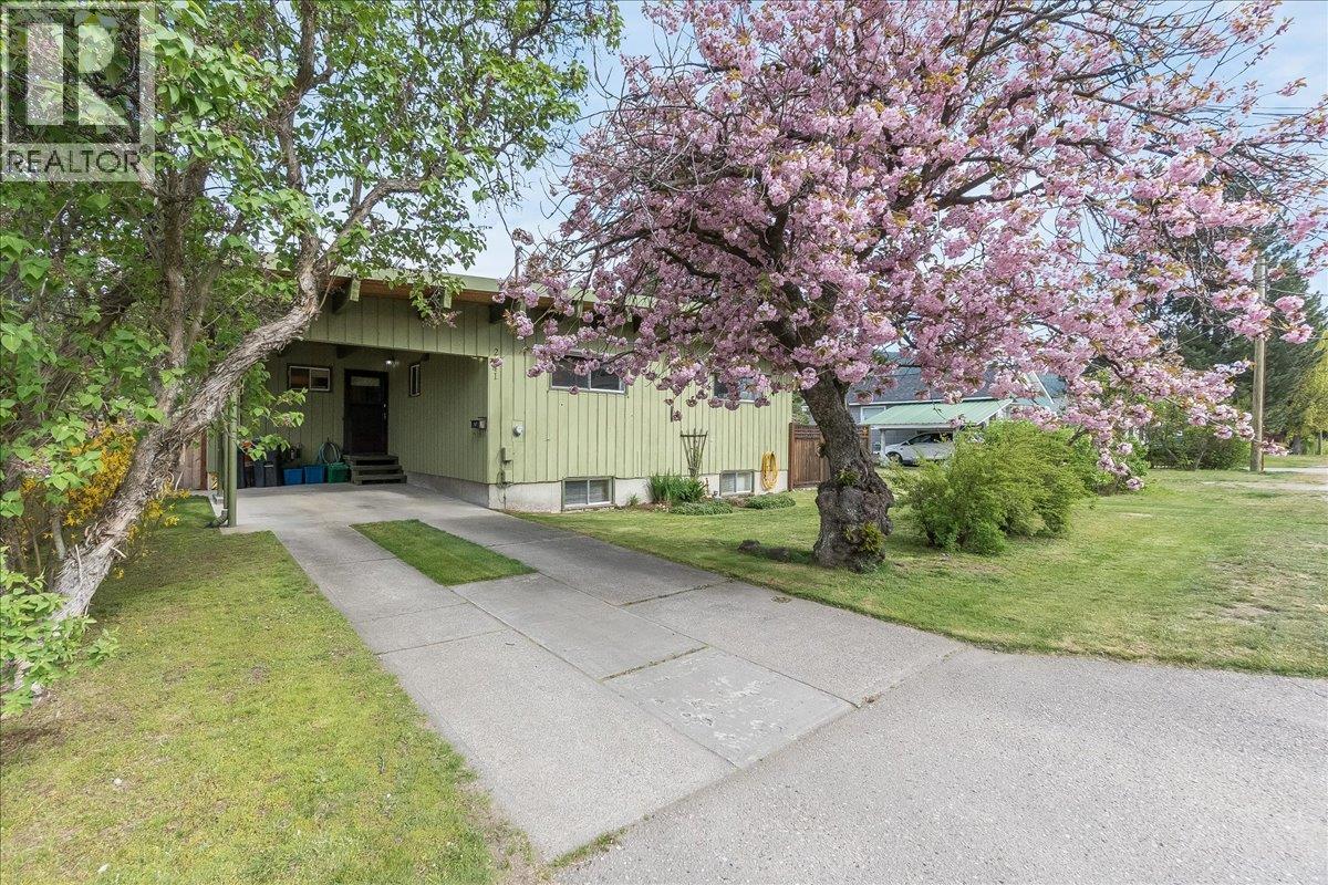 2641 4th Avenue, Castlegar, British Columbia  V1N 2S1 - Photo 3 - 10385830