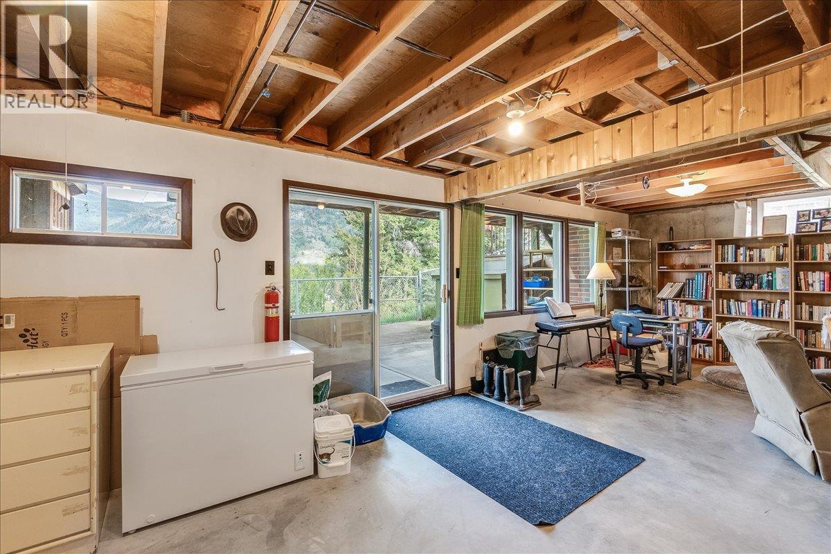 2641 4th Avenue, Castlegar, British Columbia  V1N 2S1 - Photo 38 - 10385830