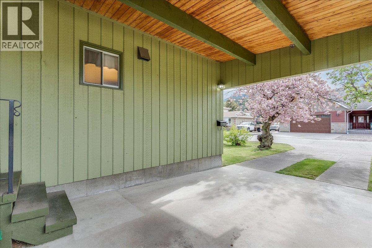 2641 4th Avenue, Castlegar, British Columbia  V1N 2S1 - Photo 5 - 10385830