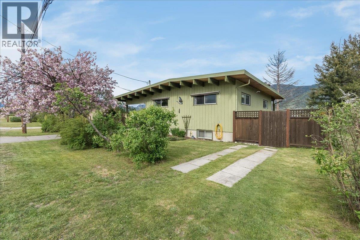 2641 4th Avenue, Castlegar, British Columbia  V1N 2S1 - Photo 8 - 10385830