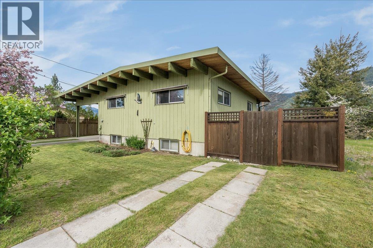 2641 4th Avenue, Castlegar, British Columbia  V1N 2S1 - Photo 9 - 10385830