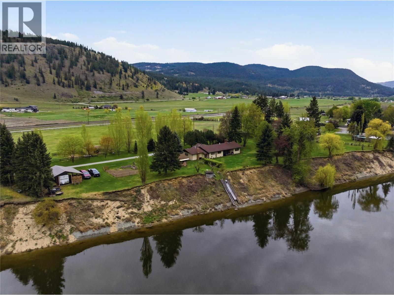 8753 Veteran Road, vavenby, British Columbia