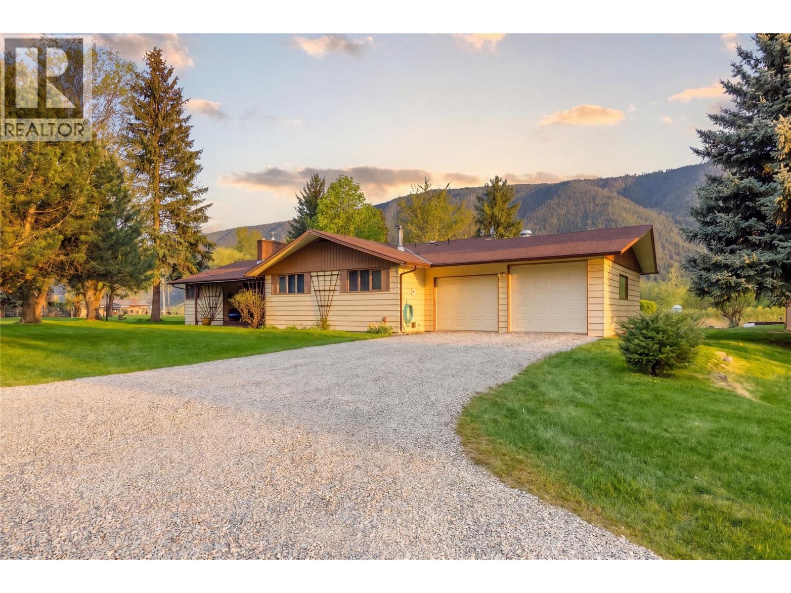 8753 Veteran Road, Vavenby, British Columbia  V0E 1Z2 - Photo 2 - 10385506