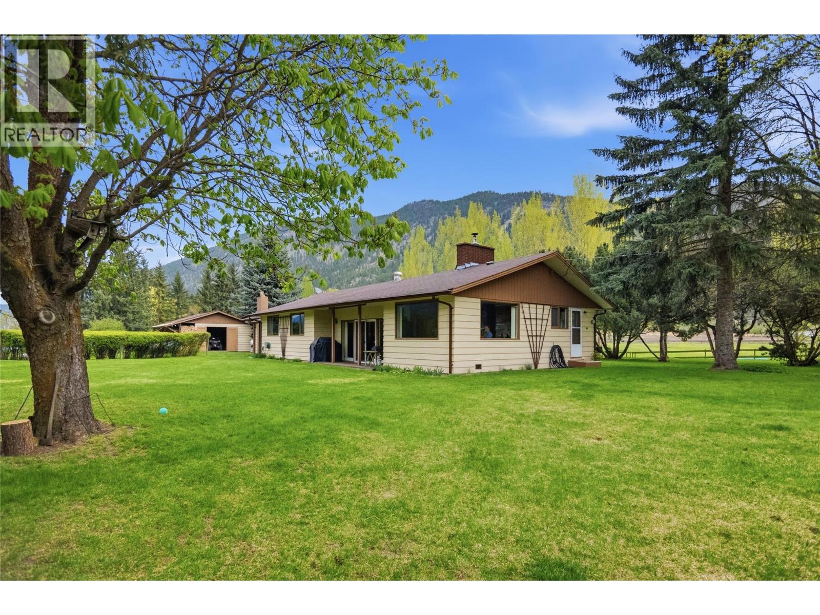 8753 Veteran Road, Vavenby, British Columbia  V0E 1Z2 - Photo 21 - 10385506