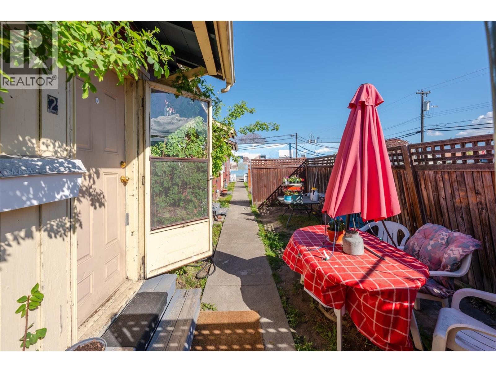 329 Nanaimo Avenue W, Penticton, British Columbia  V2A 1N8 - Photo 4 - 10385979