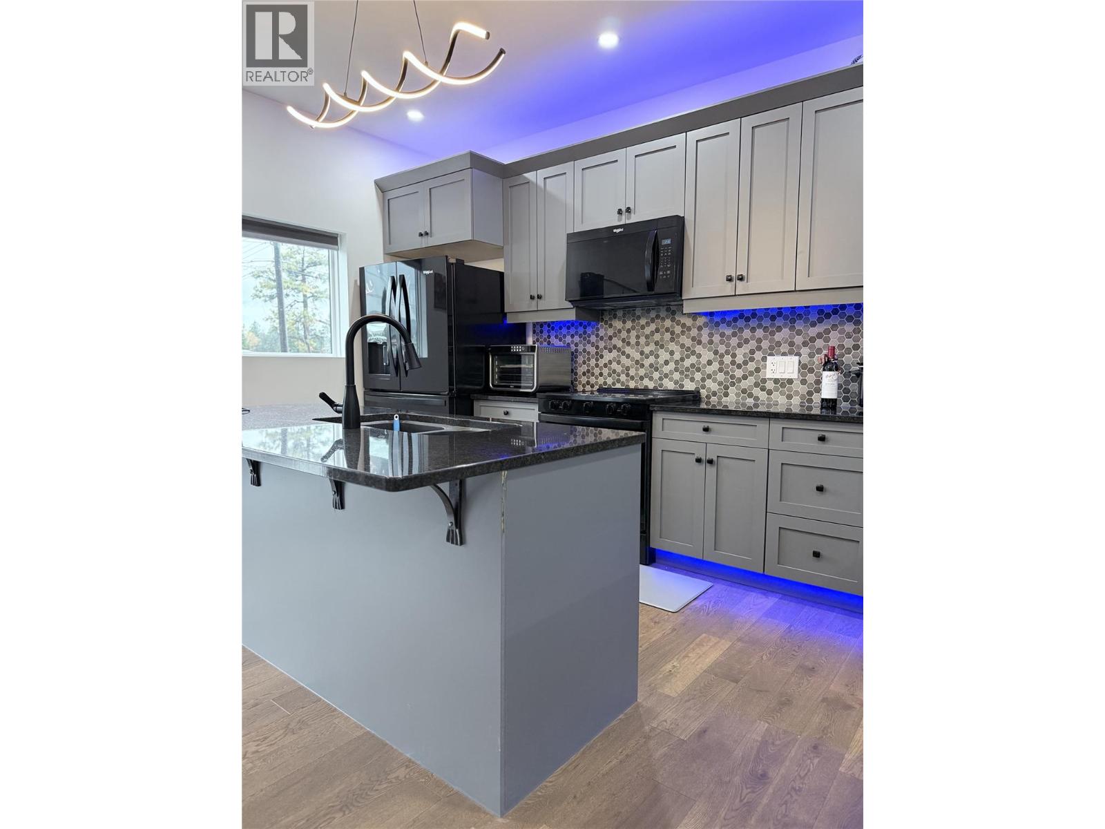 8779 Mountain View Street, Canal Flats, British Columbia  V0B 1B0 - Photo 10 - 10385902
