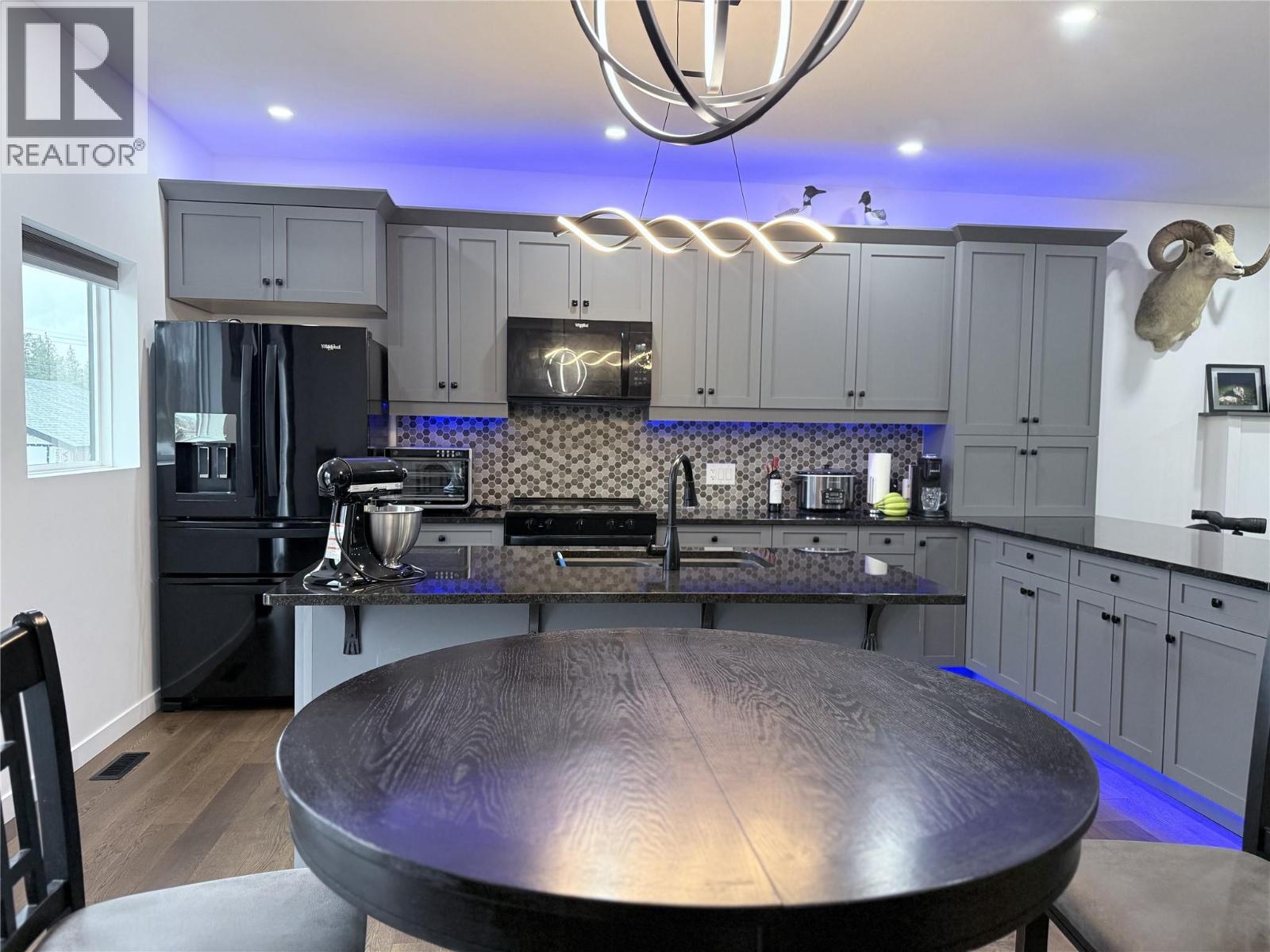 8779 Mountain View Street, Canal Flats, British Columbia  V0B 1B0 - Photo 16 - 10385902