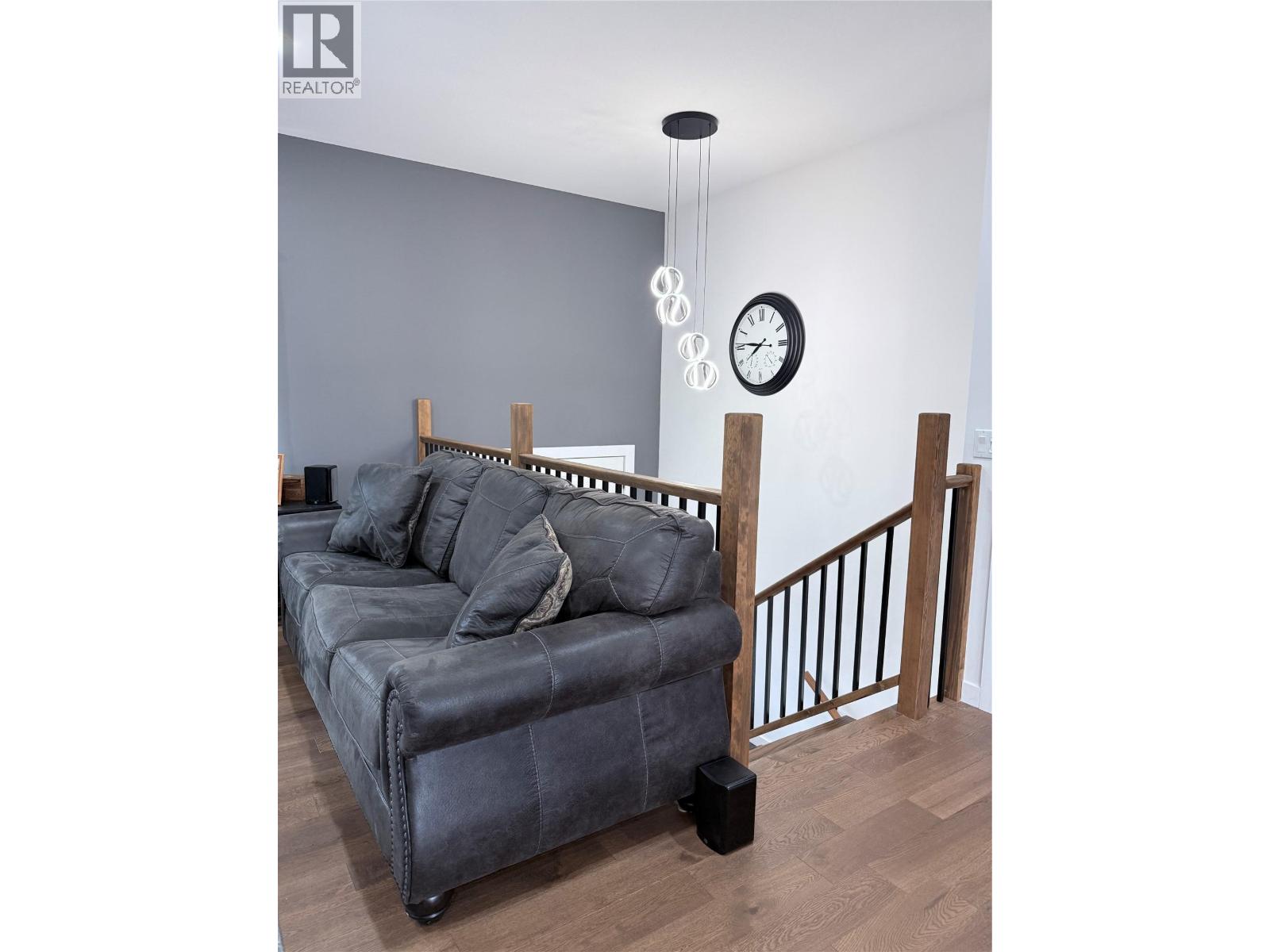 8779 Mountain View Street, Canal Flats, British Columbia  V0B 1B0 - Photo 3 - 10385902