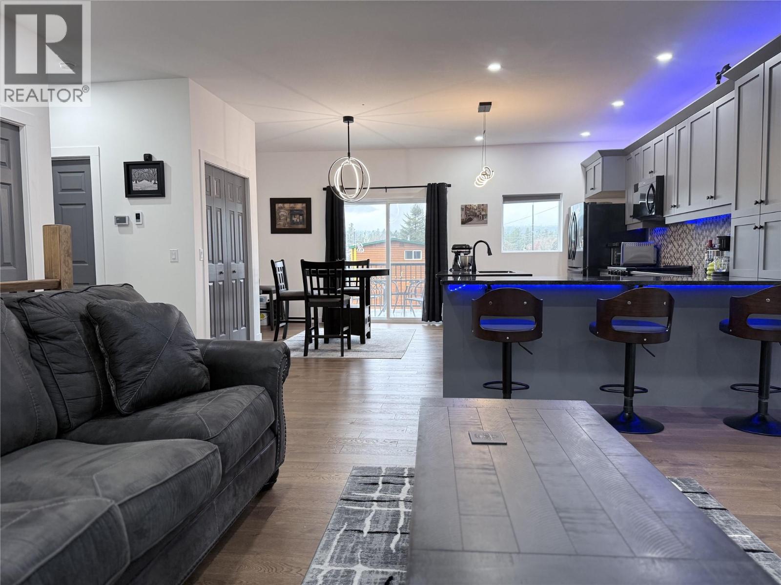 8779 Mountain View Street, Canal Flats, British Columbia  V0B 1B0 - Photo 6 - 10385902
