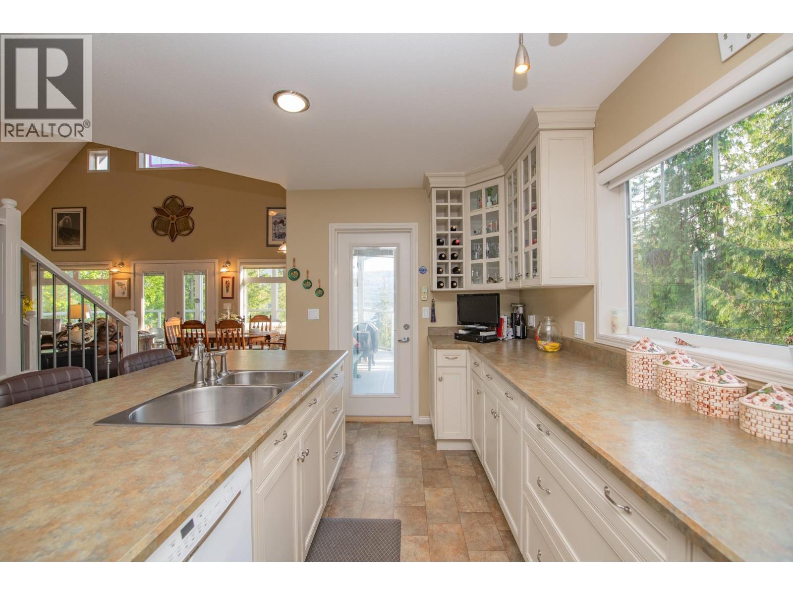7531 Lonneke Trail, Anglemont, British Columbia  V0E 1M8 - Photo 10 - 10385234