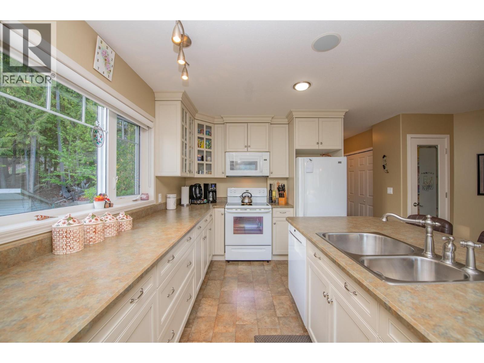 7531 Lonneke Trail, Anglemont, British Columbia  V0E 1M8 - Photo 11 - 10385234