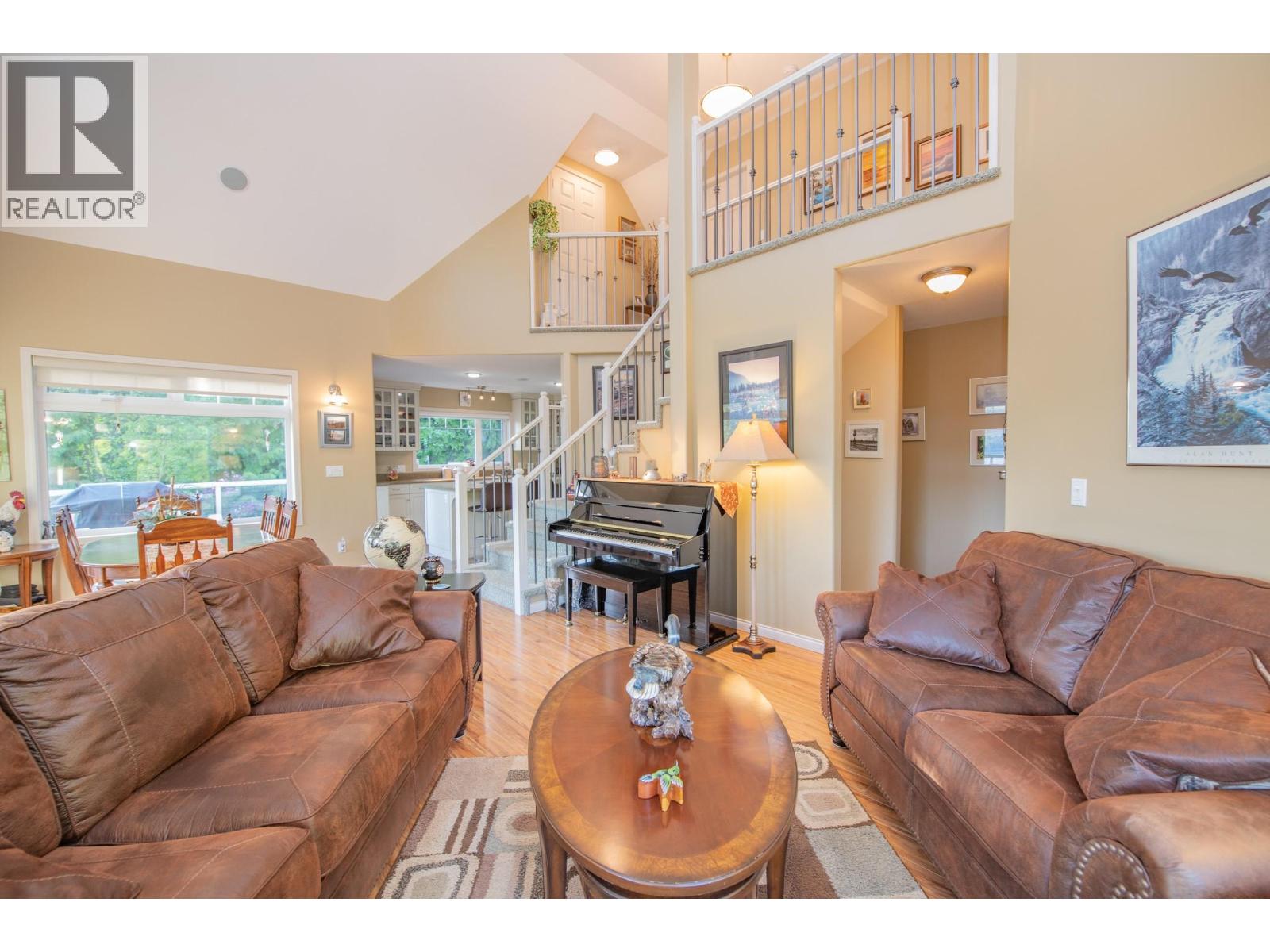 7531 Lonneke Trail, Anglemont, British Columbia  V0E 1M8 - Photo 14 - 10385234