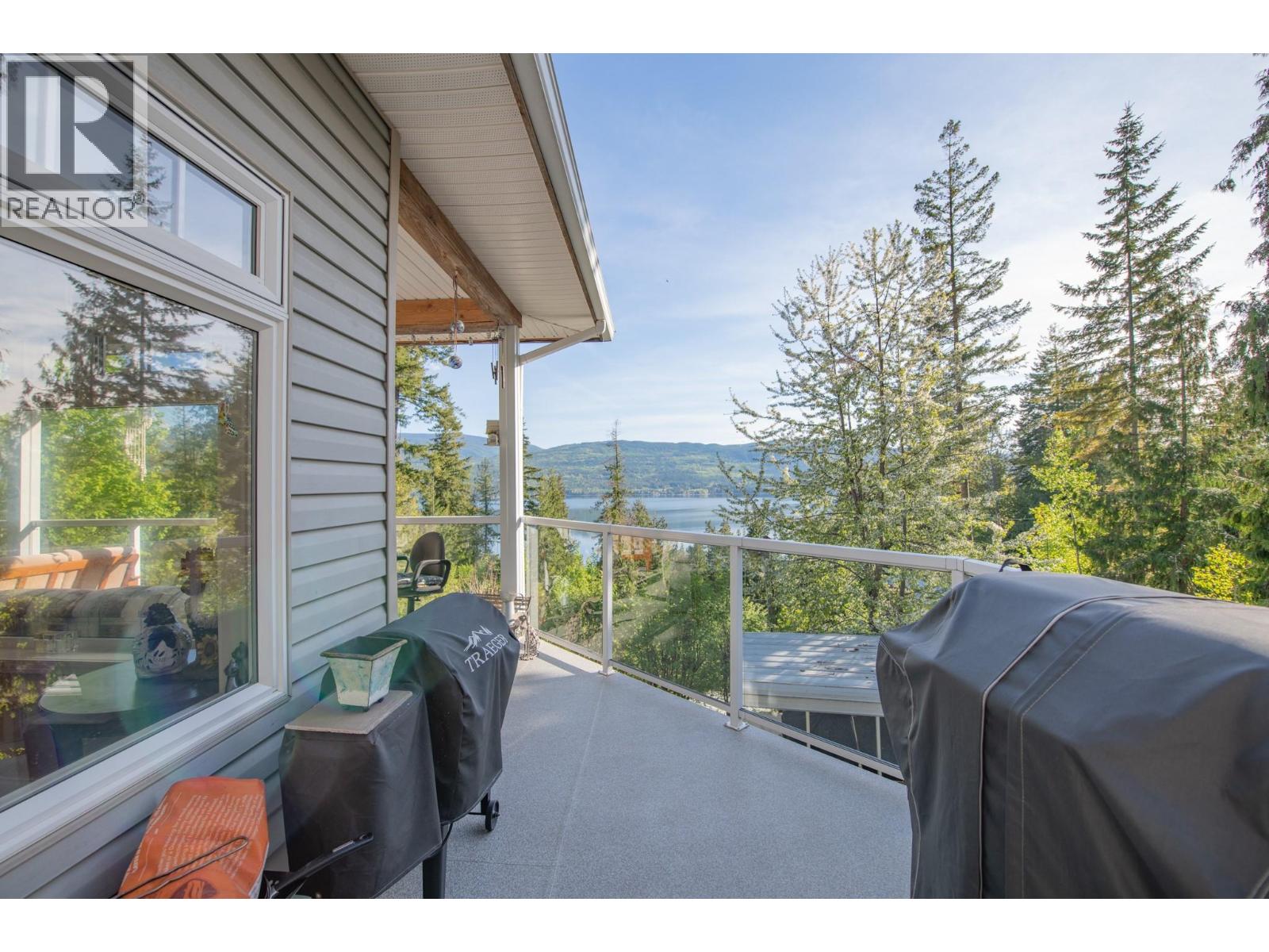 7531 Lonneke Trail, Anglemont, British Columbia  V0E 1M8 - Photo 17 - 10385234