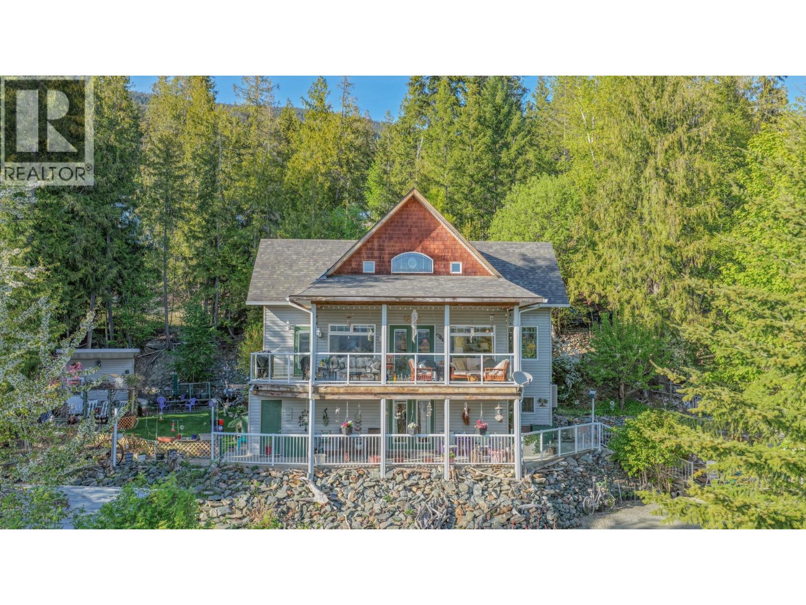 7531 Lonneke Trail, Anglemont, British Columbia  V0E 1M8 - Photo 2 - 10385234