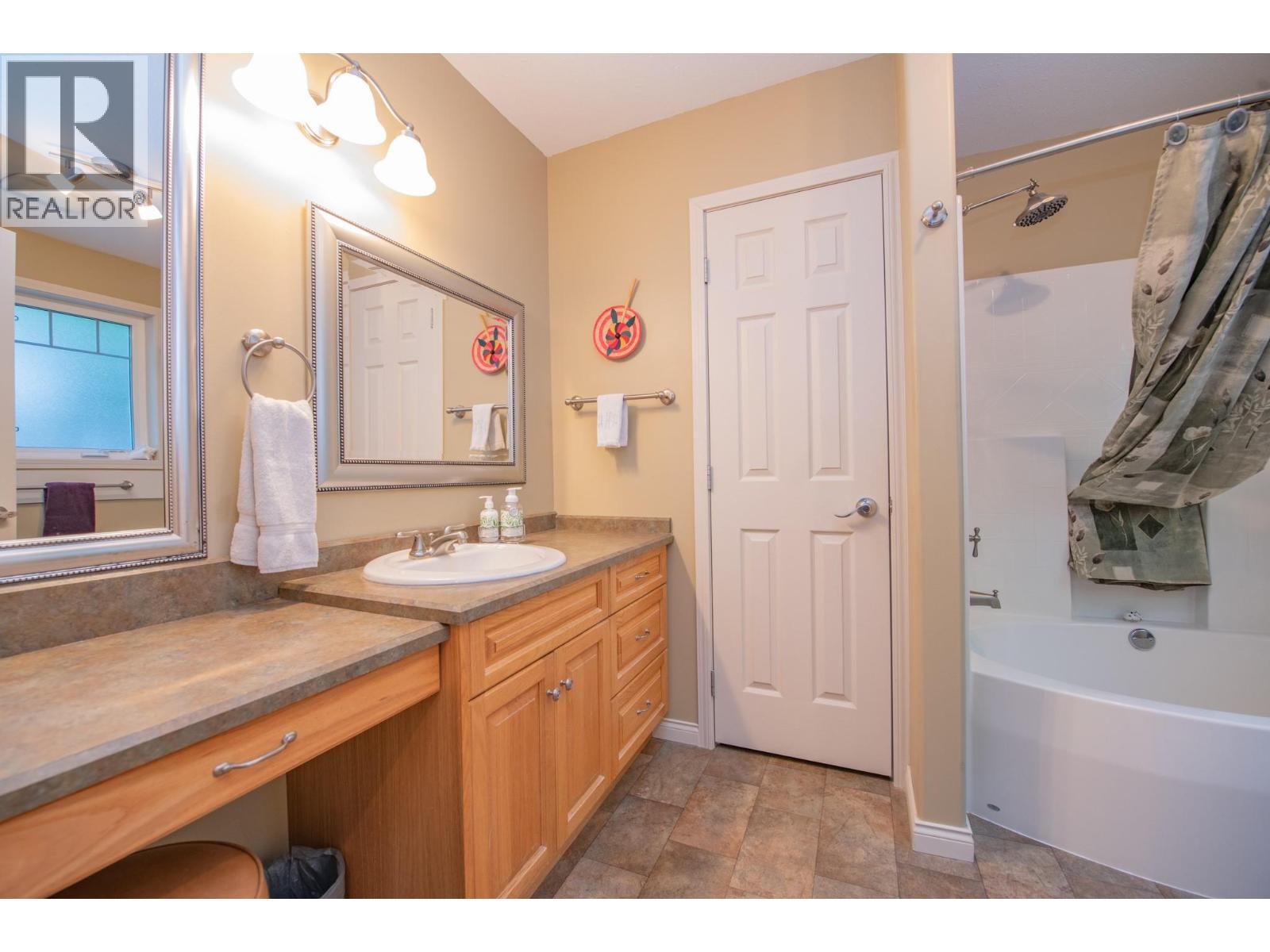 7531 Lonneke Trail, Anglemont, British Columbia  V0E 1M8 - Photo 22 - 10385234