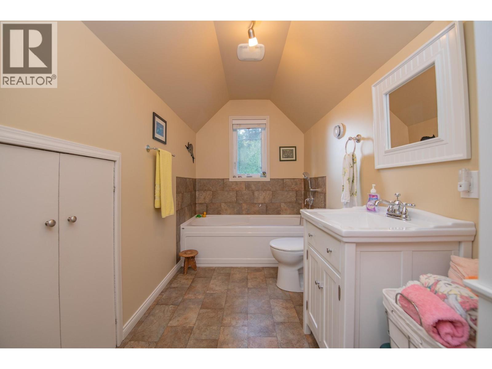 7531 Lonneke Trail, Anglemont, British Columbia  V0E 1M8 - Photo 29 - 10385234