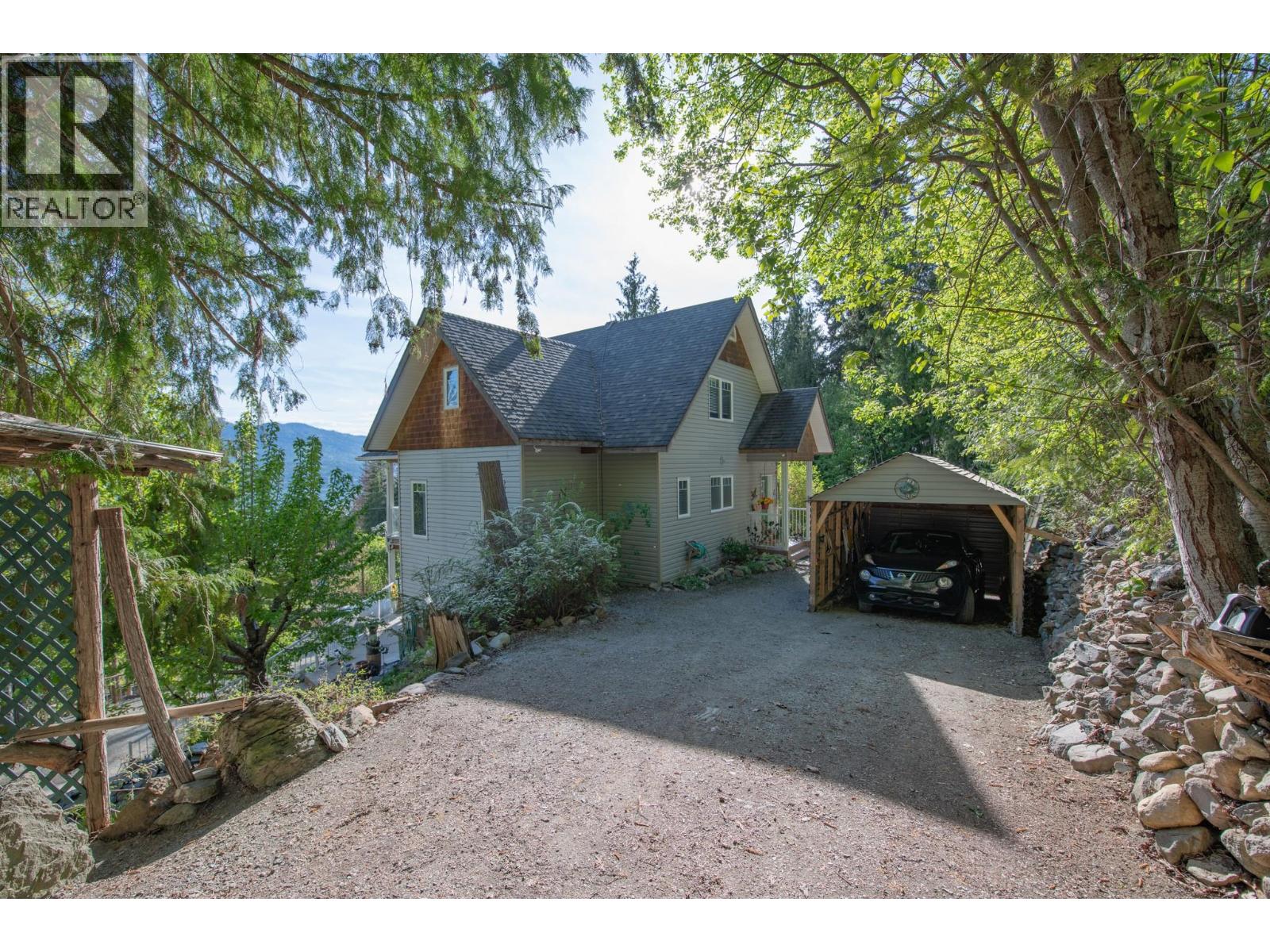 7531 Lonneke Trail, Anglemont, British Columbia  V0E 1M8 - Photo 3 - 10385234