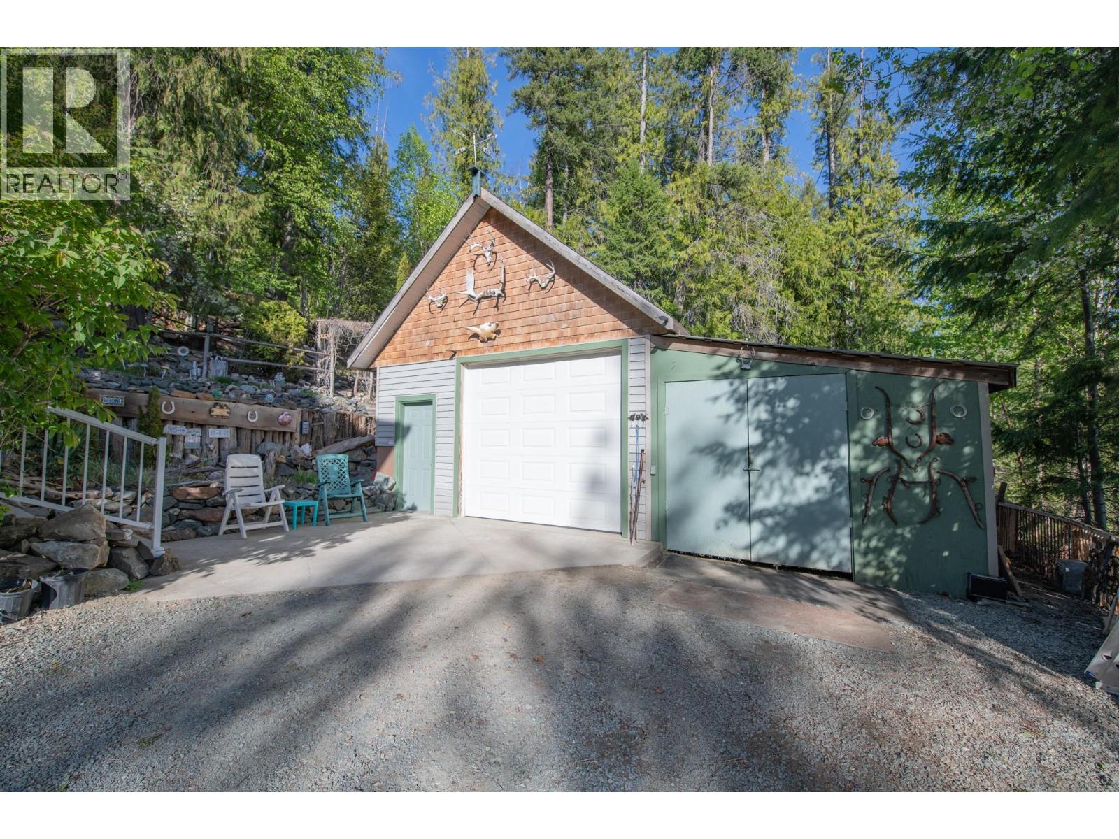 7531 Lonneke Trail, Anglemont, British Columbia  V0E 1M8 - Photo 4 - 10385234