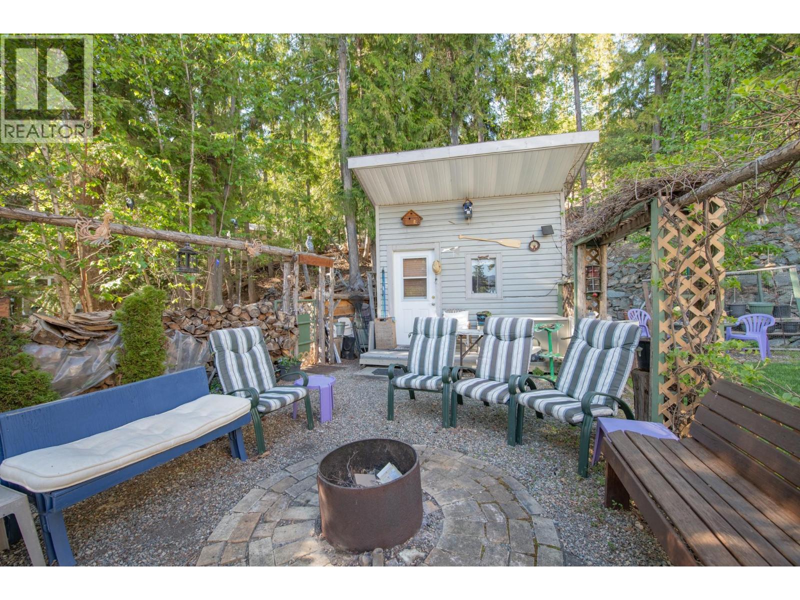 7531 Lonneke Trail, Anglemont, British Columbia  V0E 1M8 - Photo 45 - 10385234