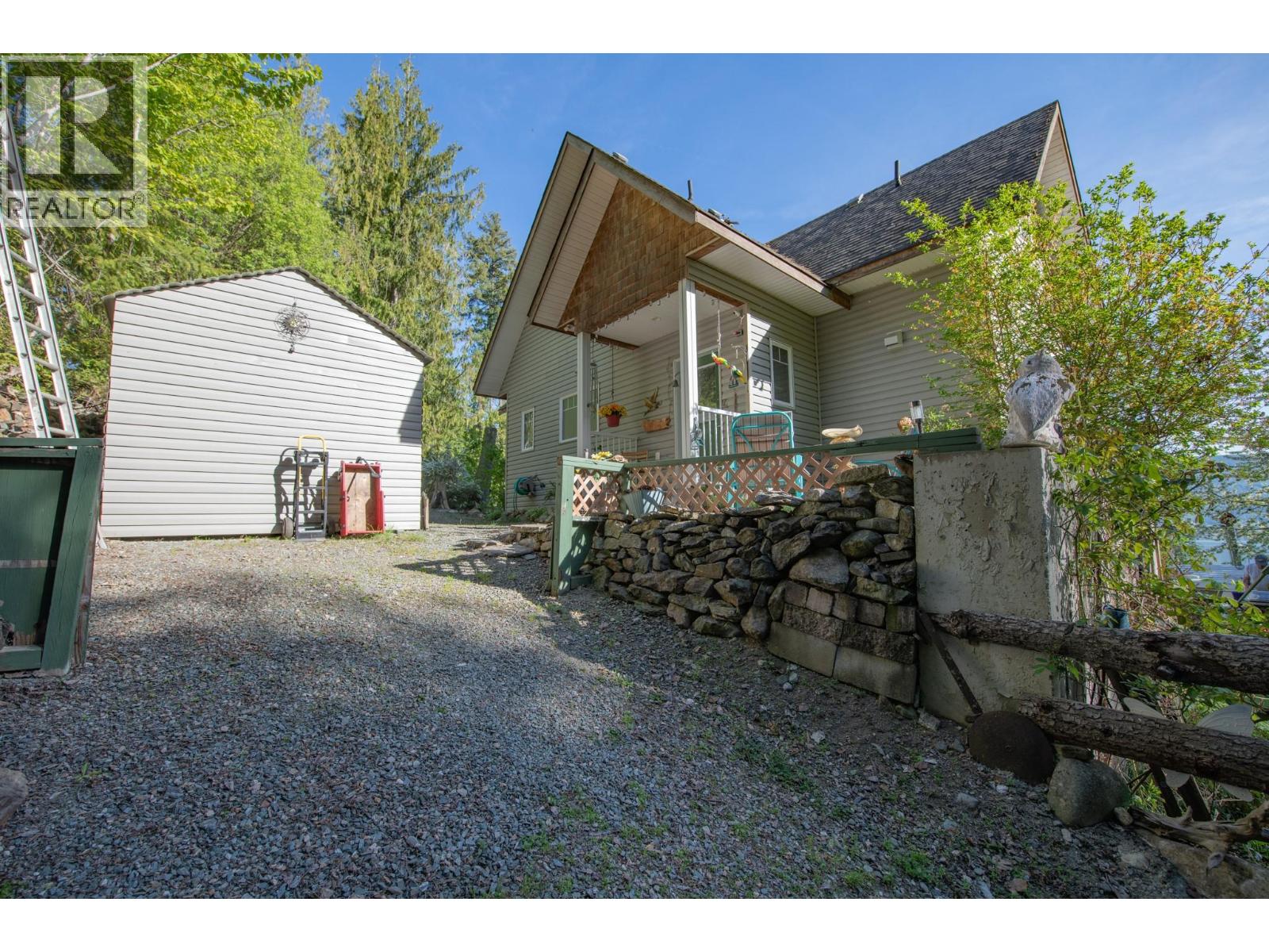 7531 Lonneke Trail, Anglemont, British Columbia  V0E 1M8 - Photo 49 - 10385234