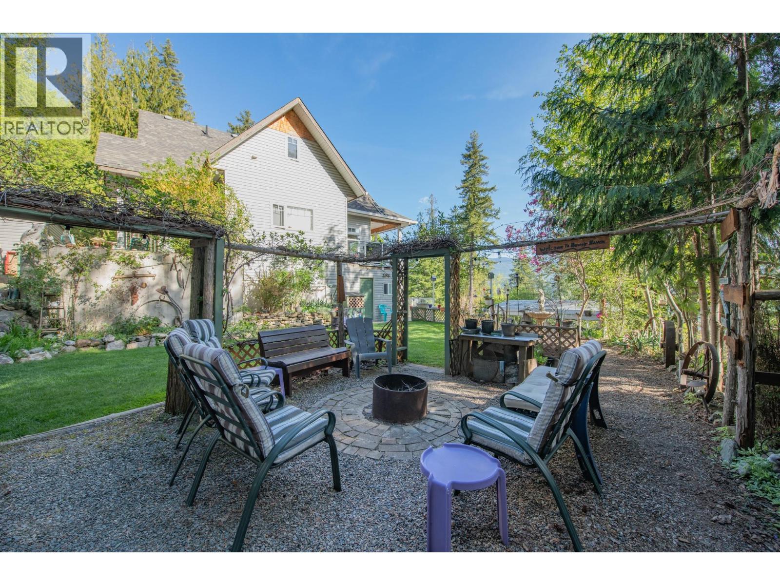 7531 Lonneke Trail, Anglemont, British Columbia  V0E 1M8 - Photo 5 - 10385234