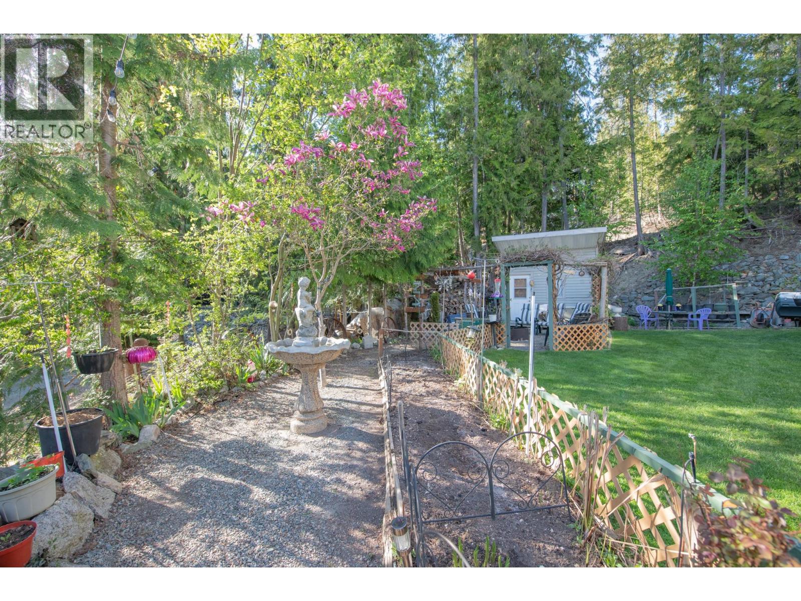 7531 Lonneke Trail, Anglemont, British Columbia  V0E 1M8 - Photo 50 - 10385234