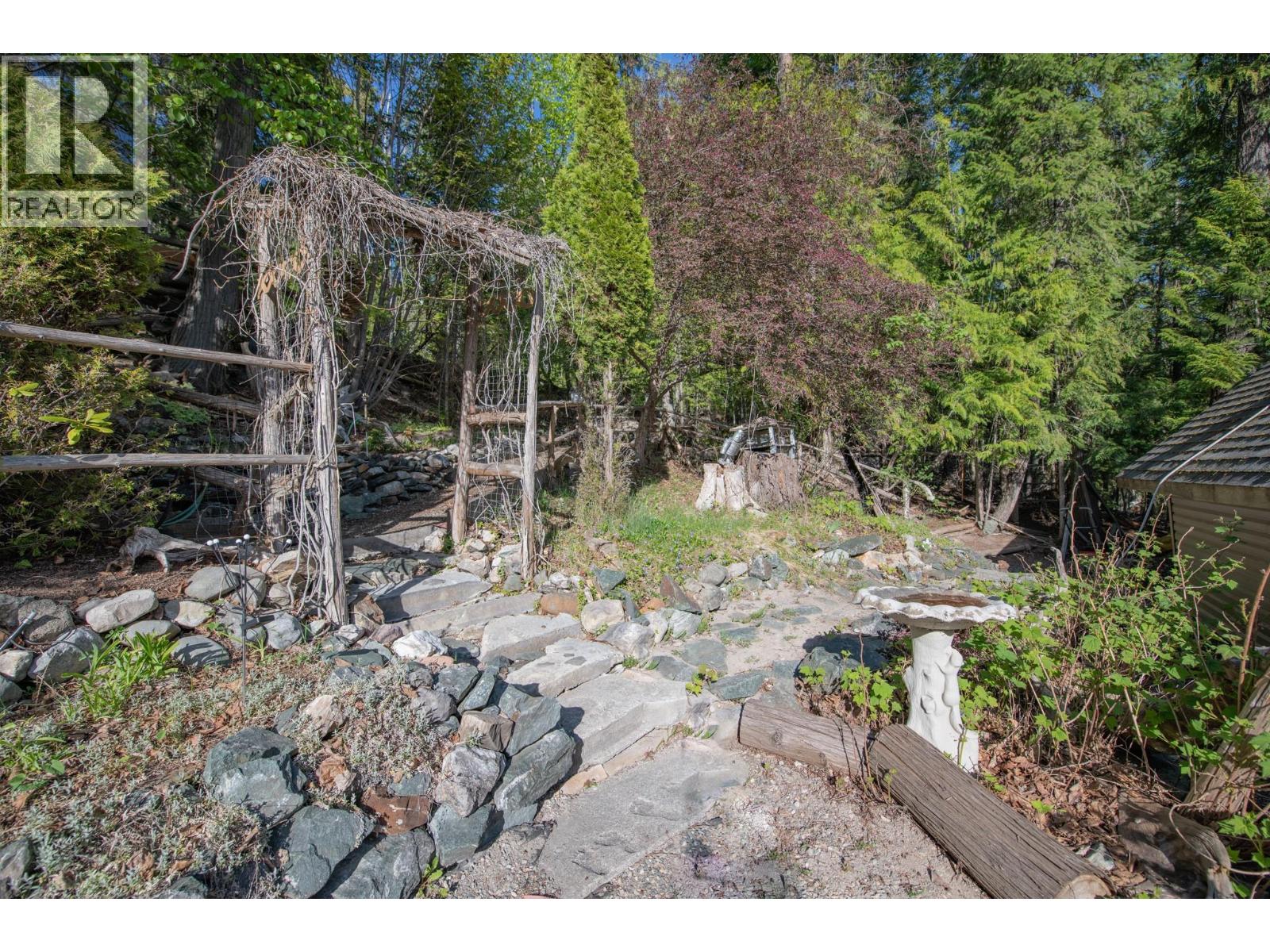 7531 Lonneke Trail, Anglemont, British Columbia  V0E 1M8 - Photo 51 - 10385234