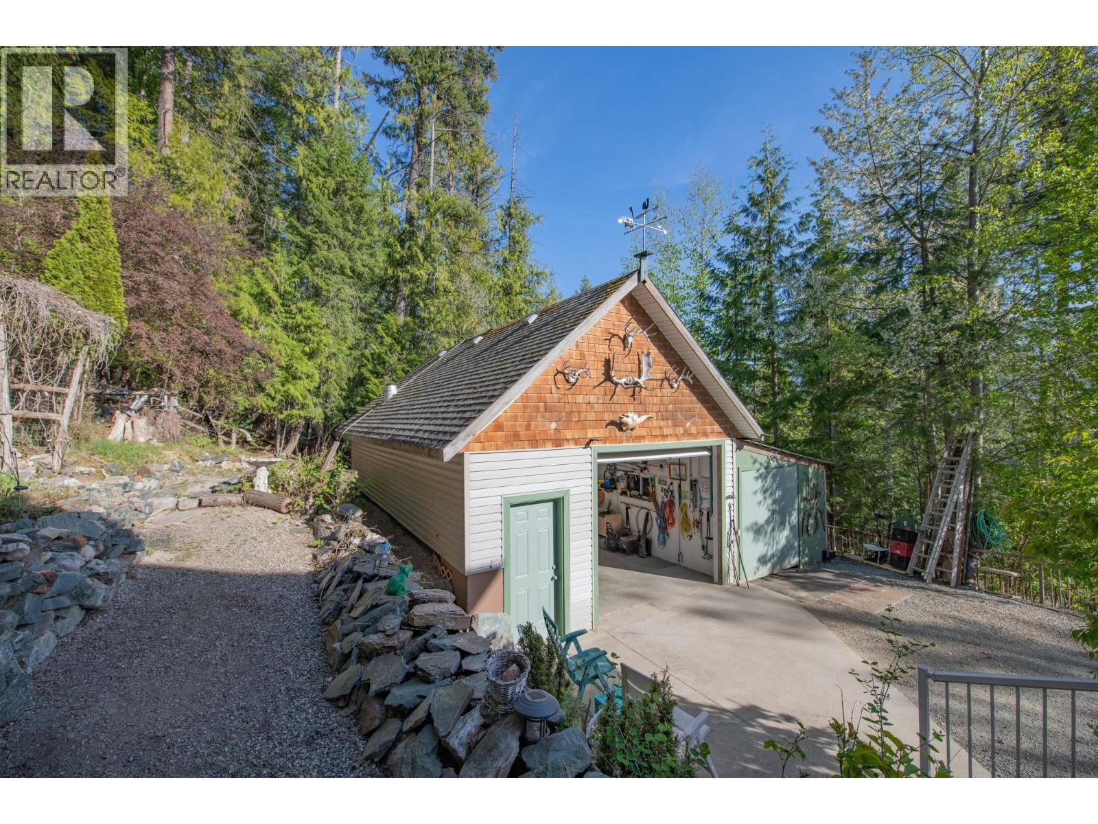 7531 Lonneke Trail, Anglemont, British Columbia  V0E 1M8 - Photo 55 - 10385234