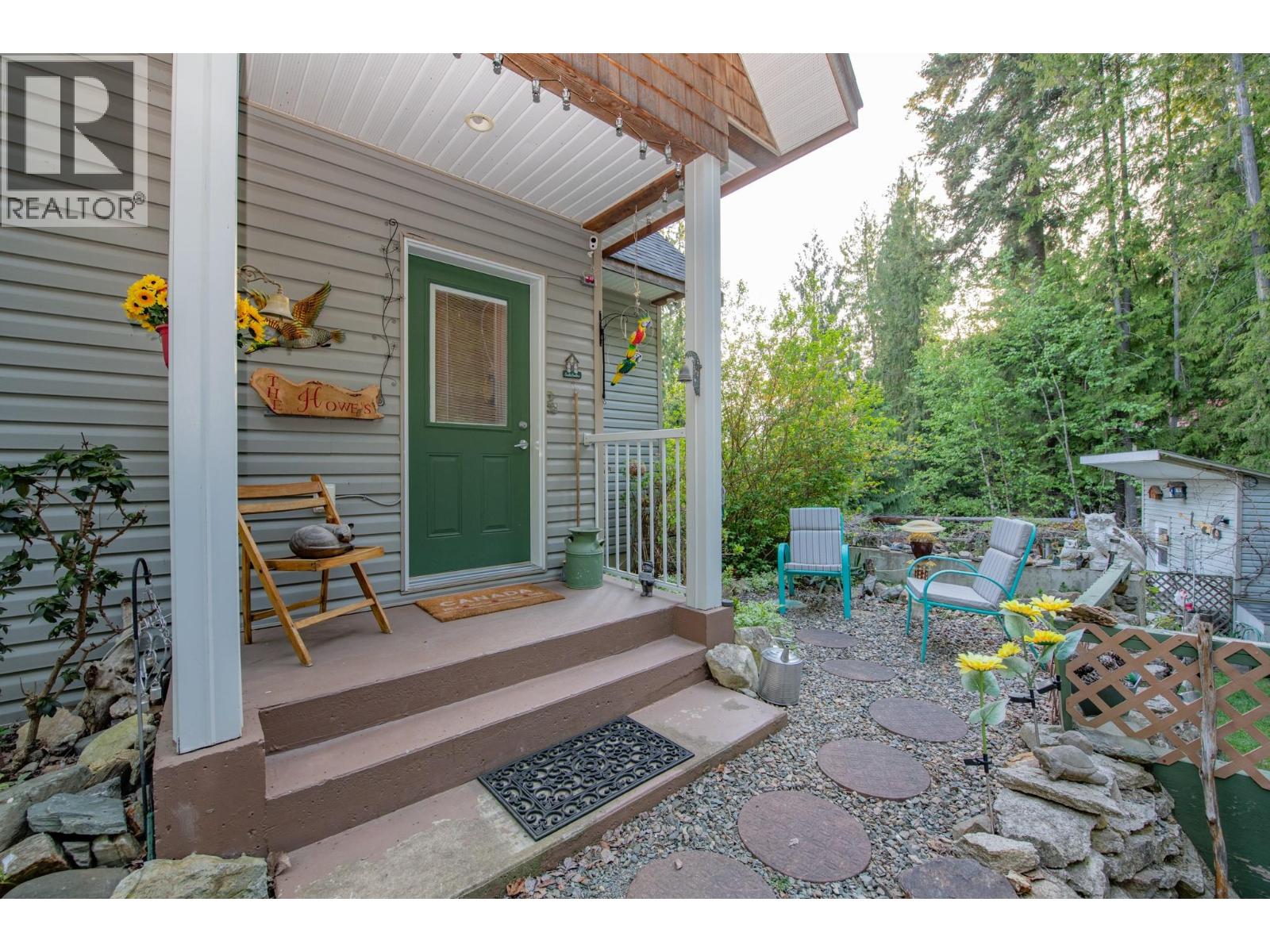 7531 Lonneke Trail, Anglemont, British Columbia  V0E 1M8 - Photo 6 - 10385234