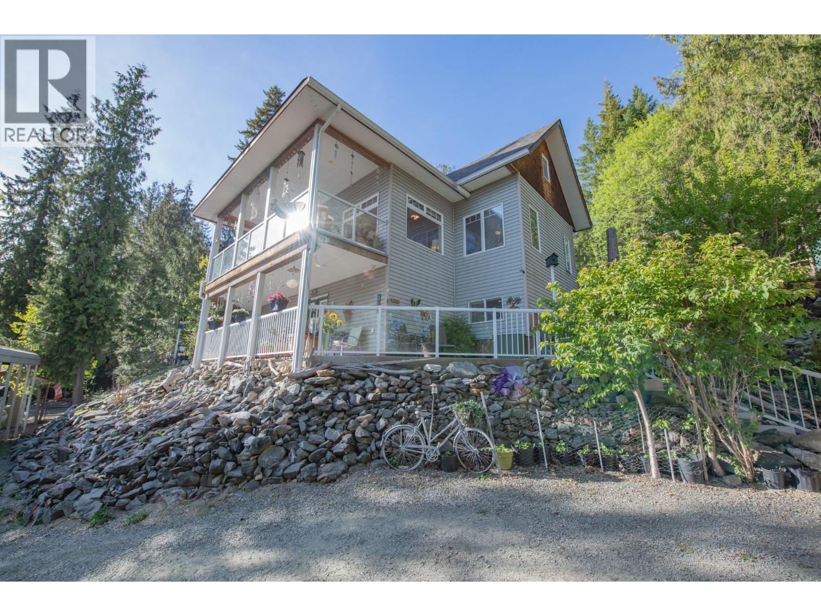 7531 Lonneke Trail, Anglemont, British Columbia  V0E 1M8 - Photo 60 - 10385234