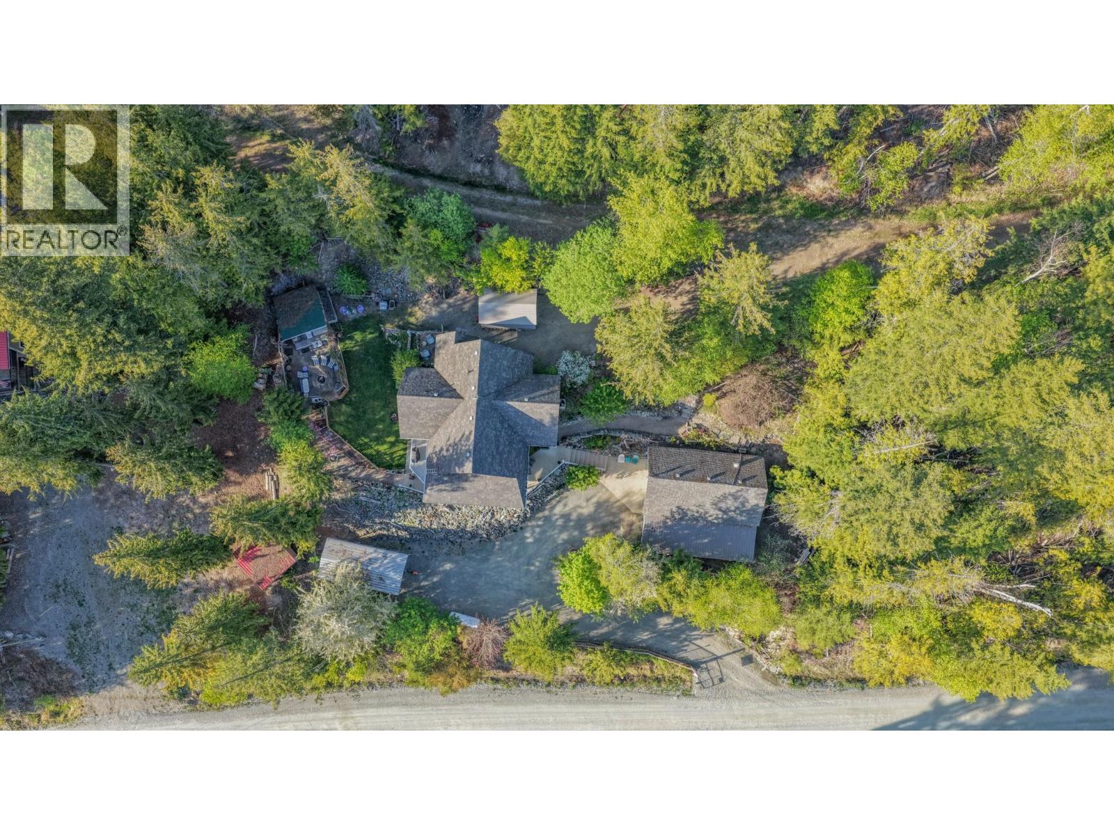 7531 Lonneke Trail, Anglemont, British Columbia  V0E 1M8 - Photo 77 - 10385234