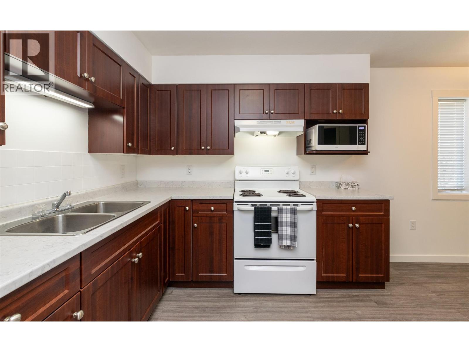 1070 1 Street Se Unit# 6, Salmon Arm, British Columbia  V1E 0B6 - Photo 2 - 10384013