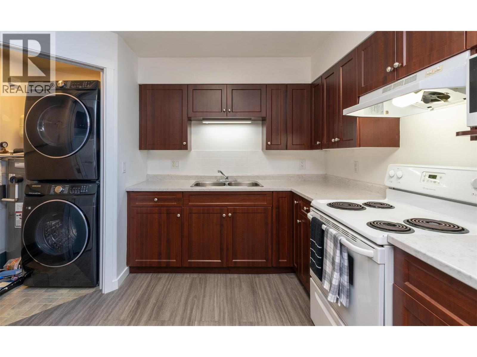 1070 1 Street Se Unit# 6, Salmon Arm, British Columbia  V1E 0B6 - Photo 3 - 10384013