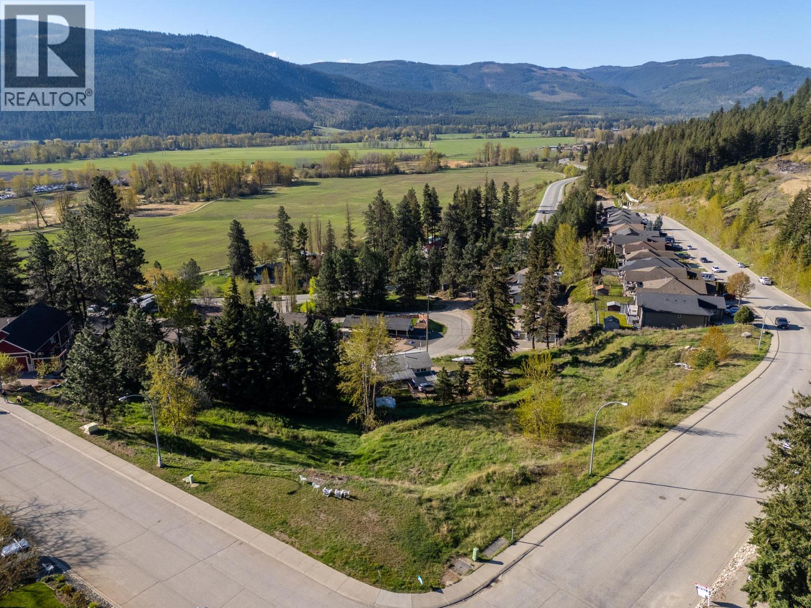 1827 Mountain View Avenue, Lumby, British Columbia  V0E 2G0 - Photo 3 - 10385220