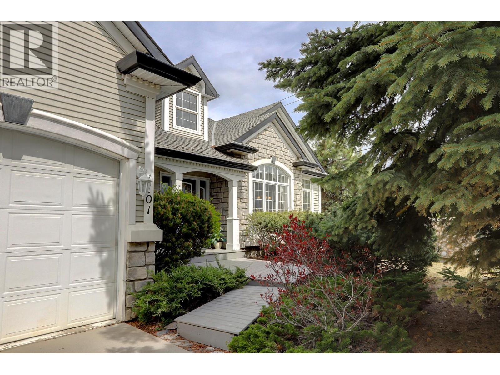 1101 Phoenix Drive, Vernon, British Columbia  V1B 3M4 - Photo 3 - 10385942