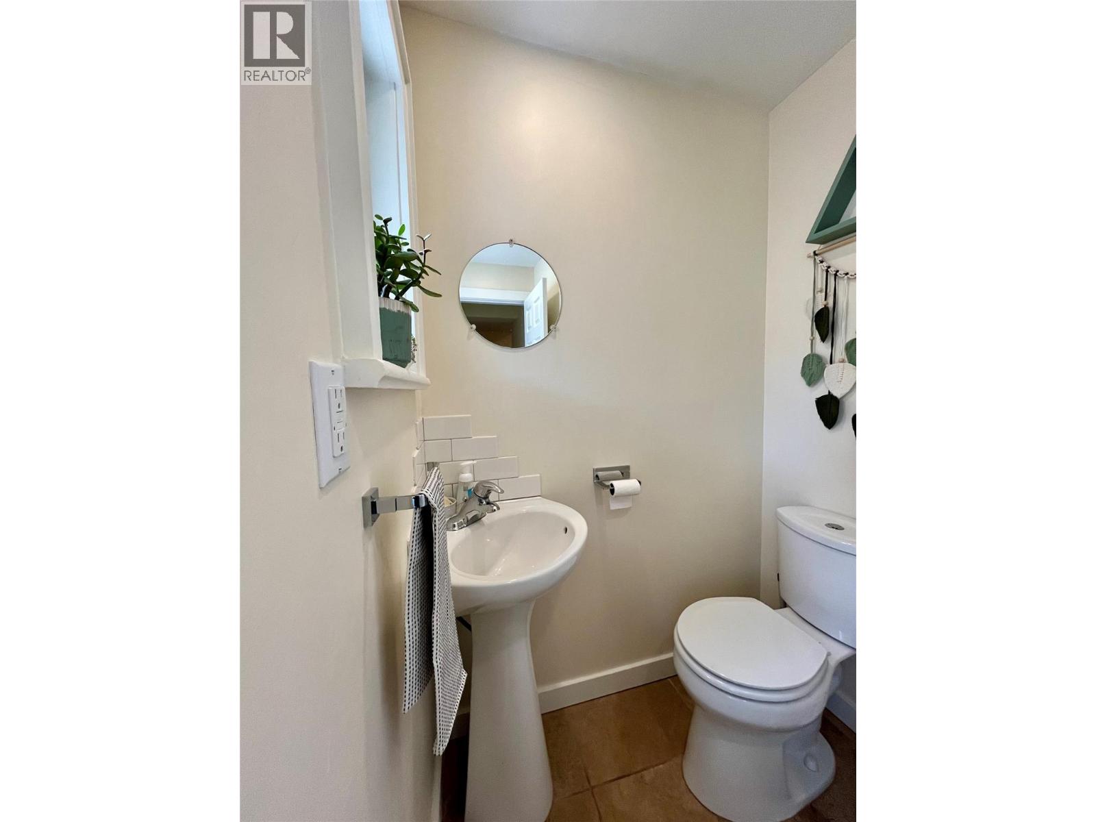 2070 Riverside Avenue, Trail, British Columbia  V1R 3Z4 - Photo 17 - 10386082