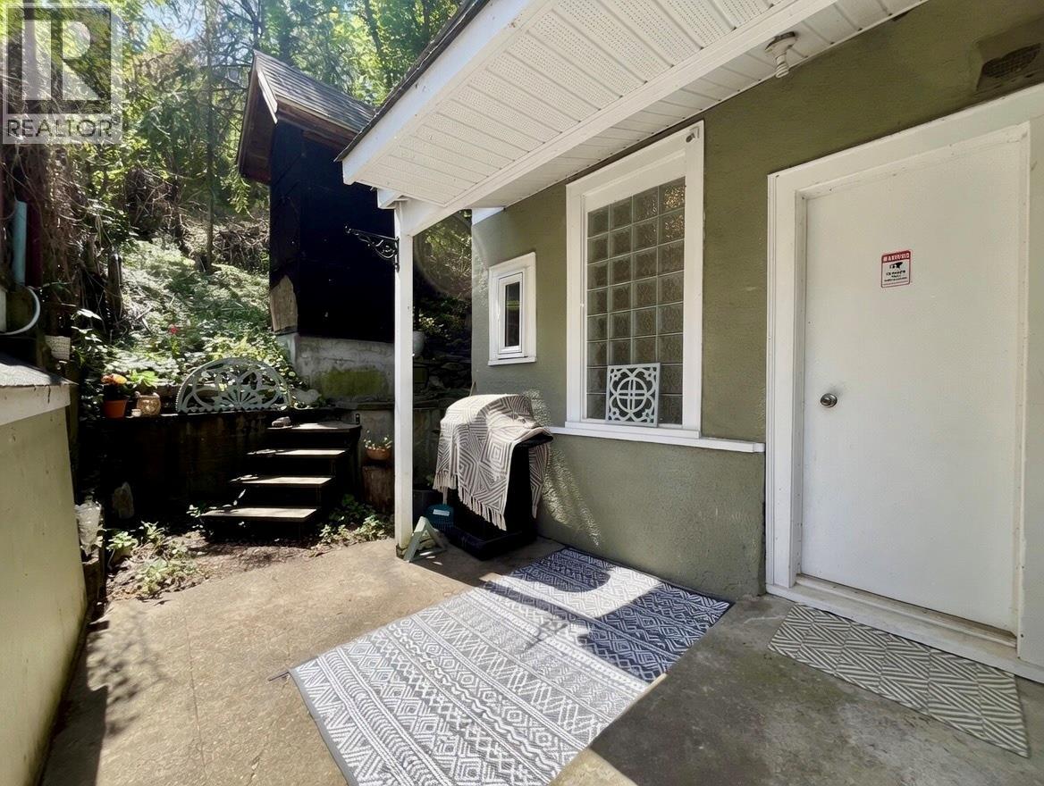 2070 Riverside Avenue, Trail, British Columbia  V1R 3Z4 - Photo 36 - 10386082