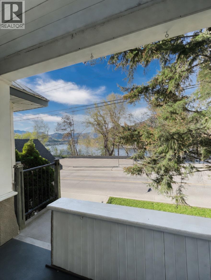 2070 Riverside Avenue, Trail, British Columbia  V1R 3Z4 - Photo 6 - 10386082
