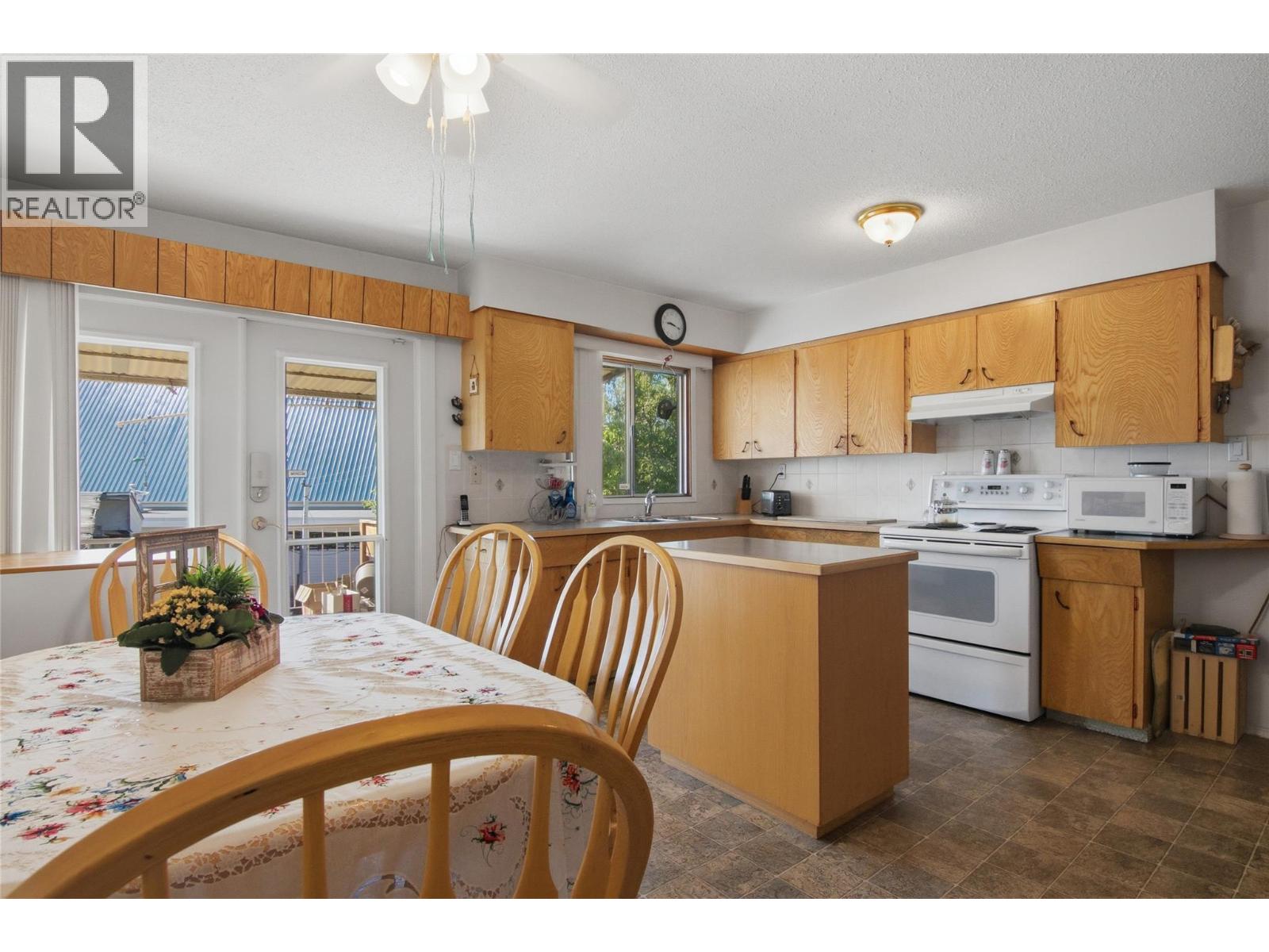 236 Spruce Avenue, Kamloops, British Columbia  V2B 1J1 - Photo 2 - 10386206