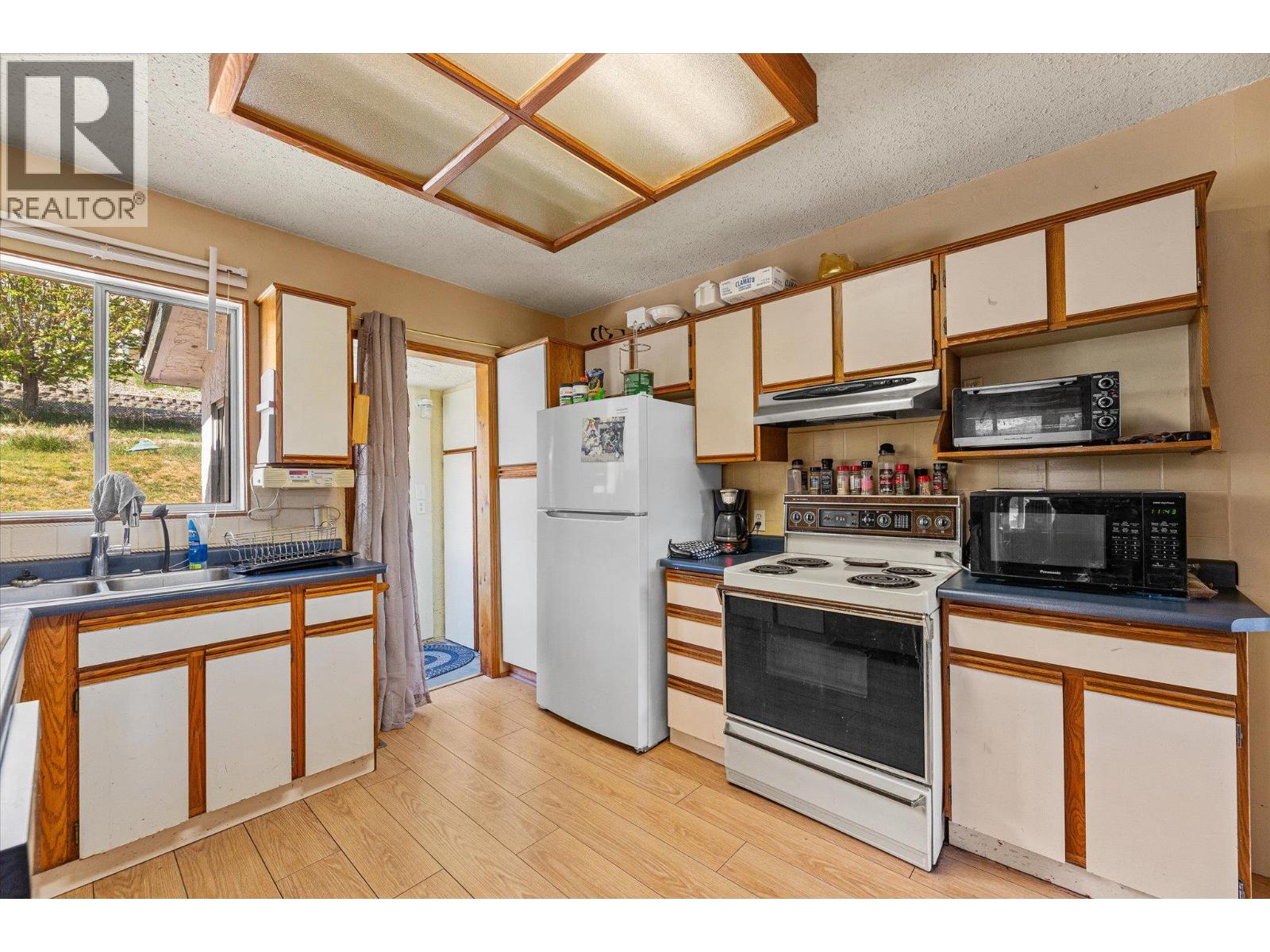 6488 Renfrew Road, Peachland, British Columbia  V0H 1X7 - Photo 6 - 10386165